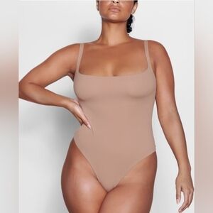 SKIMS Sm NWOT FITS EVERYBODY SQUARE NECK BODYSUIT $60